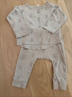 Quincy Mae Kids Matching Set in Light Gray Bunny Print